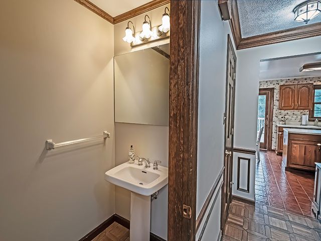 402 Dorseyville Rd, O'hara, PA 15215