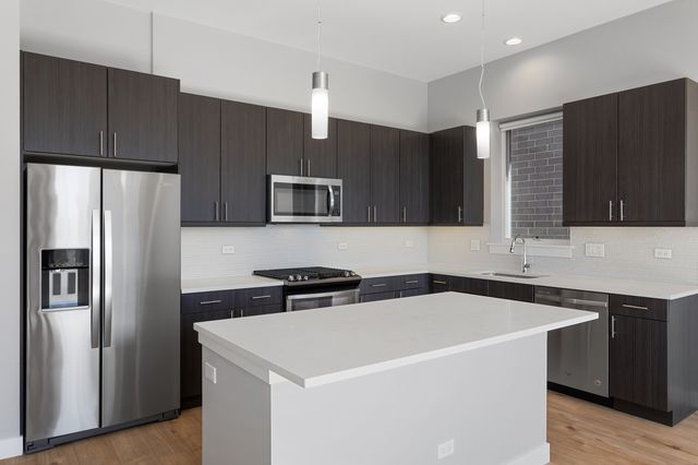 2518 W Addison Street 2W, Chicago, IL 60618