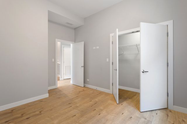 2518 W Addison Street 2W, Chicago, IL 60618