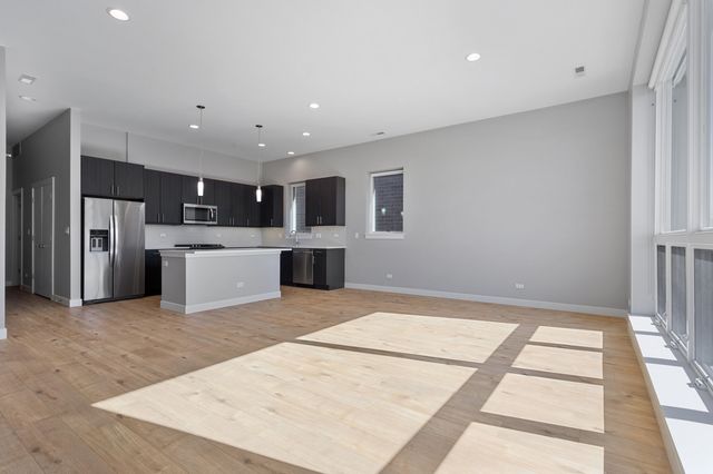 2518 W Addison Street 2W, Chicago, IL 60618