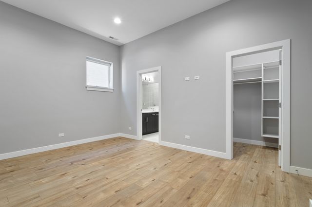 2518 W Addison Street 2W, Chicago, IL 60618