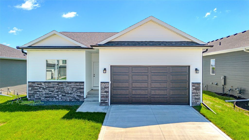 2002 Spaulding Lane, Grinnell, IA 50112