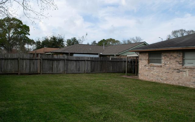 4826 Redfish Reef Drive, Bacliff, TX 77518