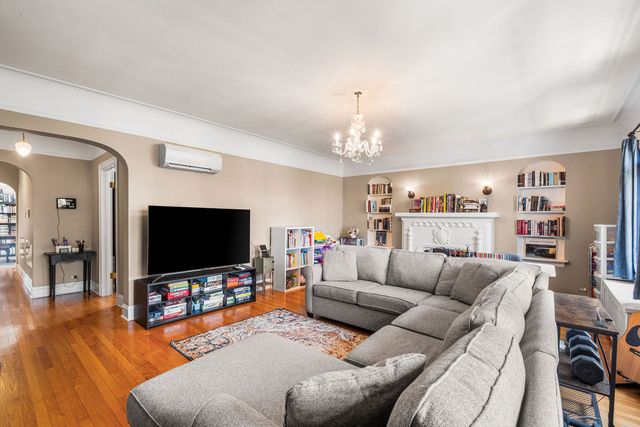 6209 N Mozart Street 3S, Chicago, IL 60659