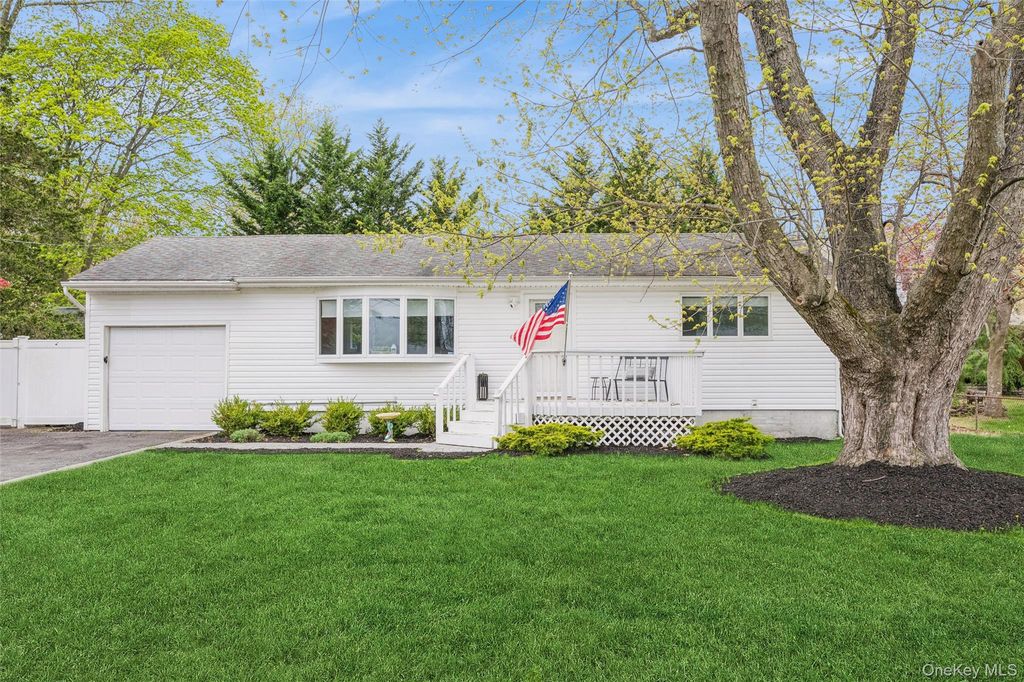 12 Long Street, Lake Grove, NY 11755