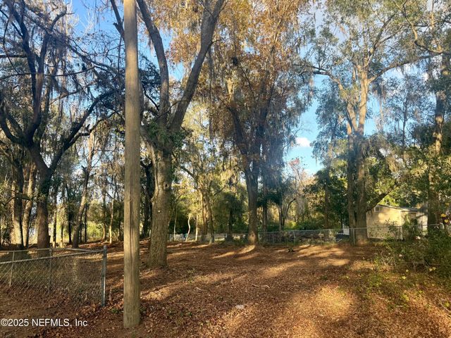 892 LAKE SHORE Terrace, Interlachen, FL 32148