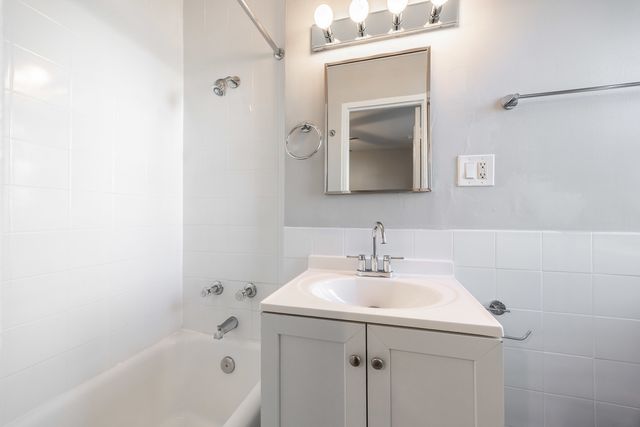 1140 N La Salle Drive 520, Chicago, IL 60610