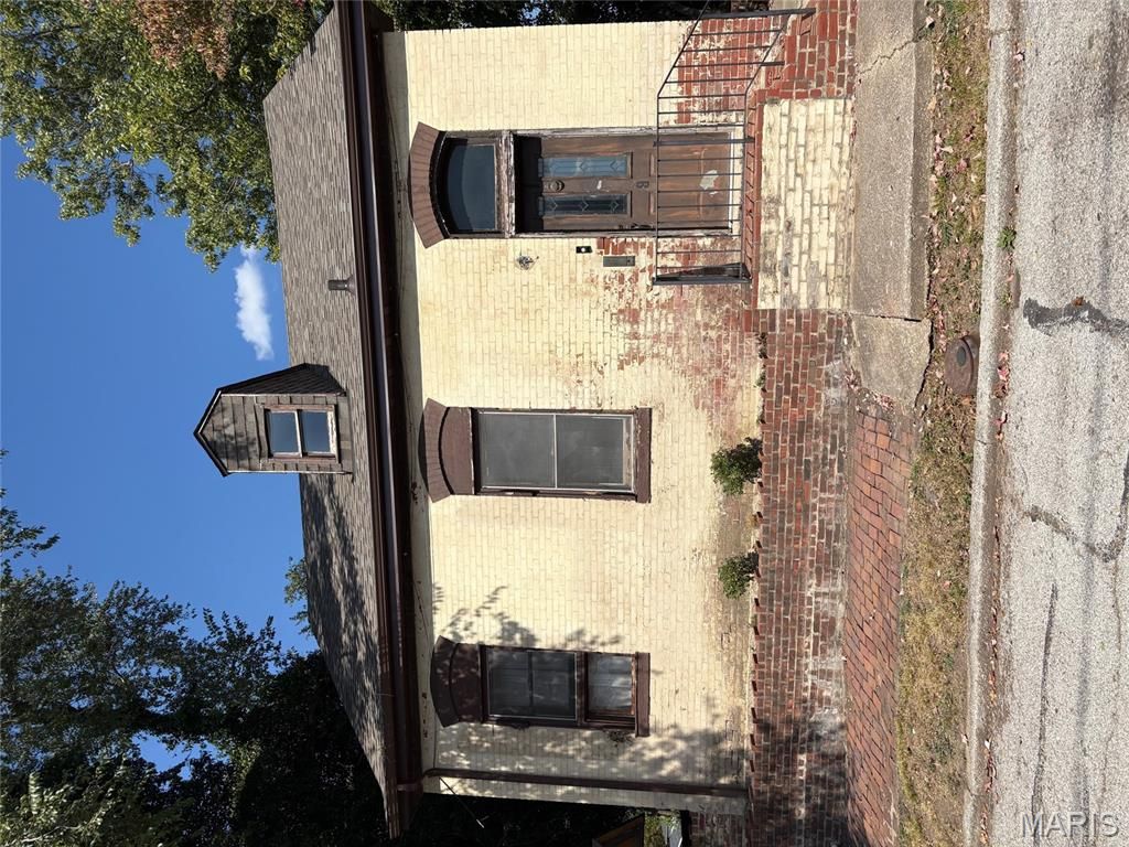 9 W E Street, Belleville, IL 62220