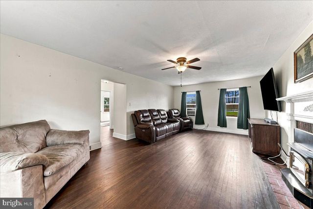 140 W 7TH AVE, Trappe, PA 19426