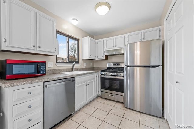 29417 Scarborough Drive, Warren, MI 48088