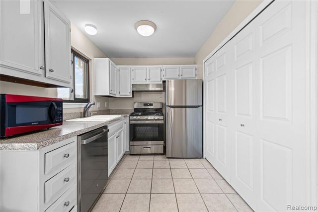 29417 Scarborough Drive, Warren, MI 48088