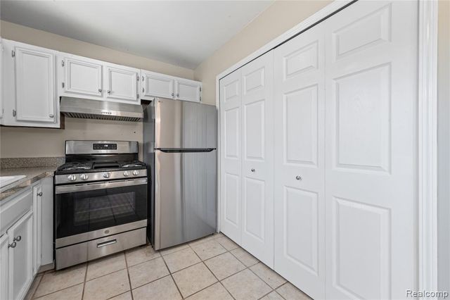 29417 Scarborough Drive, Warren, MI 48088