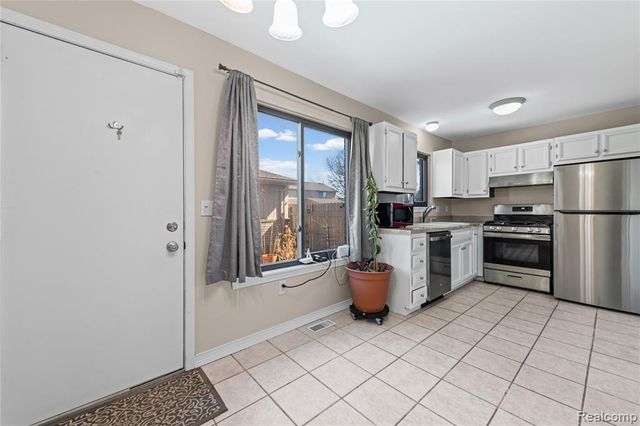 29417 Scarborough Drive, Warren, MI 48088