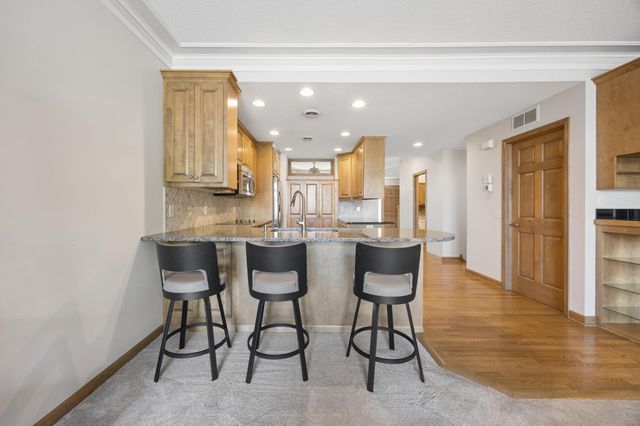 365 Willoughby Way W, Minnetonka, MN 55305