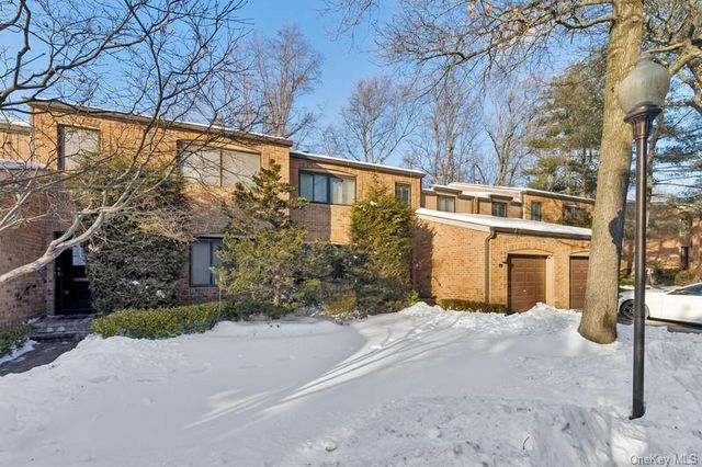 17 Windsor Gate Drive, North Hills, NY 11040