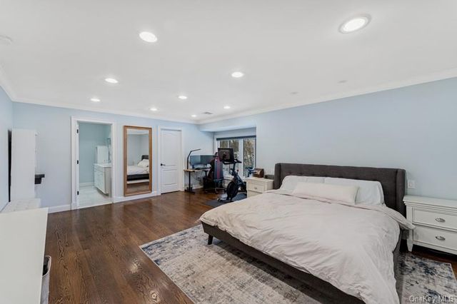 17 Windsor Gate Drive, North Hills, NY 11040