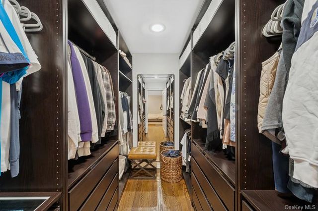 17 Windsor Gate Drive, North Hills, NY 11040