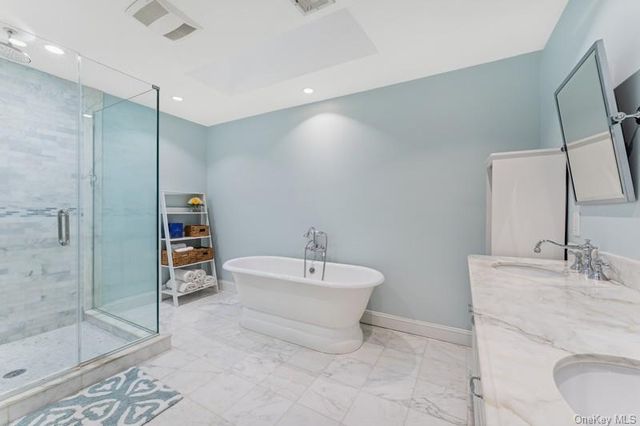 17 Windsor Gate Drive, North Hills, NY 11040