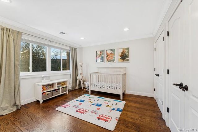 17 Windsor Gate Drive, North Hills, NY 11040