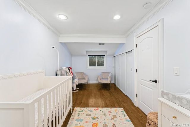 17 Windsor Gate Drive, North Hills, NY 11040