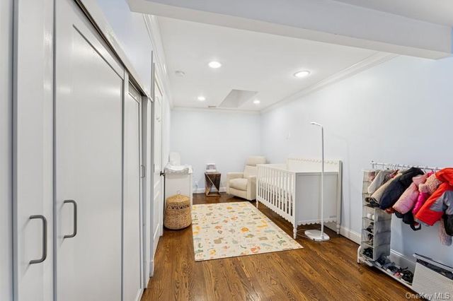 17 Windsor Gate Drive, North Hills, NY 11040