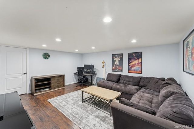 17 Windsor Gate Drive, North Hills, NY 11040