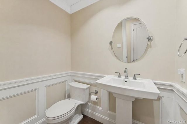 17 Windsor Gate Drive, North Hills, NY 11040