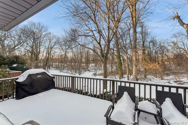 17 Windsor Gate Drive, North Hills, NY 11040