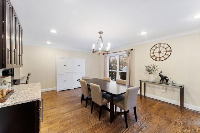 17 Windsor Gate Drive, North Hills, NY 11040