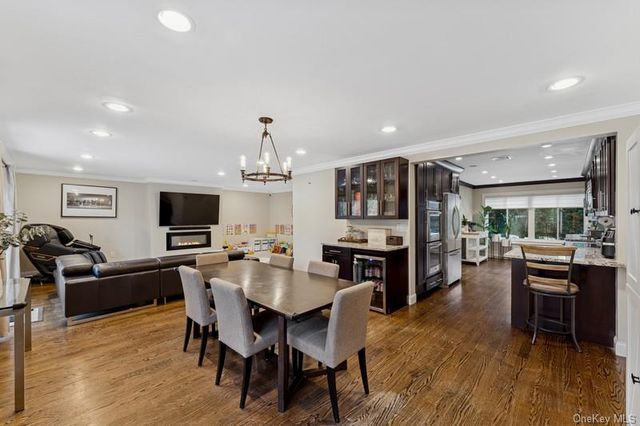 17 Windsor Gate Drive, North Hills, NY 11040