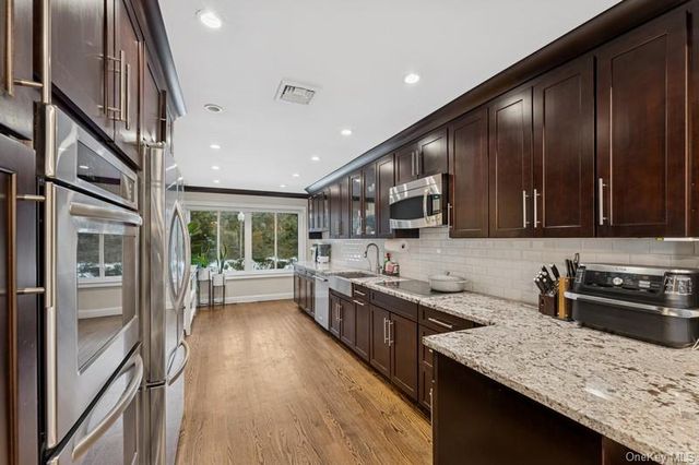 17 Windsor Gate Drive, North Hills, NY 11040