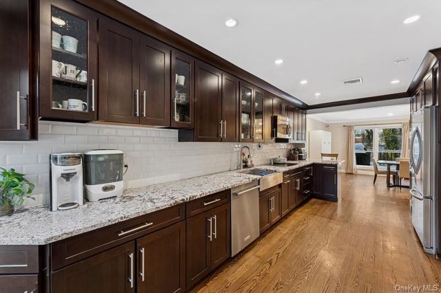 17 Windsor Gate Drive, North Hills, NY 11040