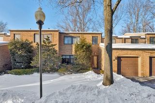 17 Windsor Gate Drive, North Hills, NY 11040