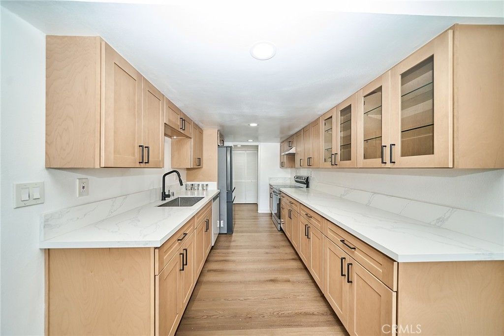 Image 10 of property listing at 605 Redondo Avenue 203, Long Beach, CA 90814