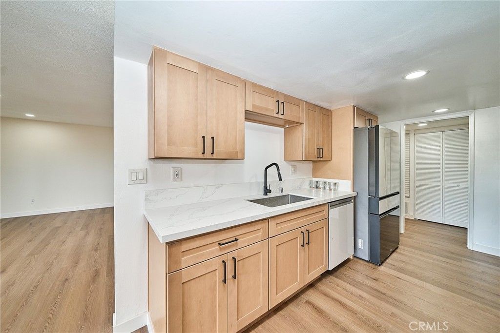 Image 11 of property listing at 605 Redondo Avenue 203, Long Beach, CA 90814