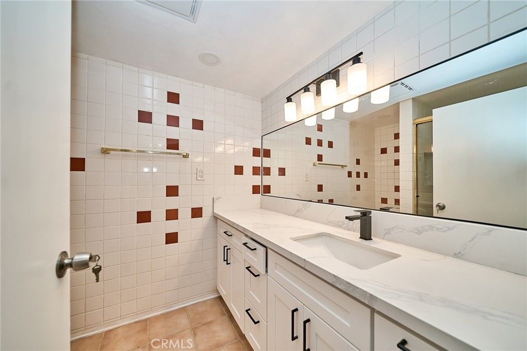 Image 23 of property listing at 605 Redondo Avenue 203, Long Beach, CA 90814