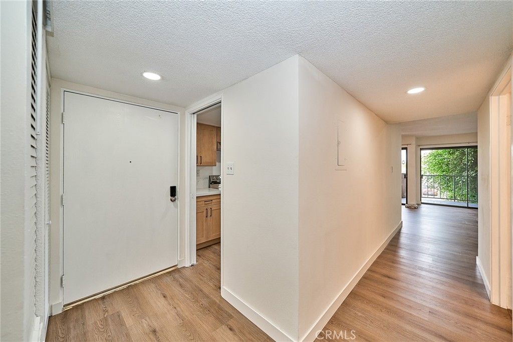 Image 25 of property listing at 605 Redondo Avenue 203, Long Beach, CA 90814