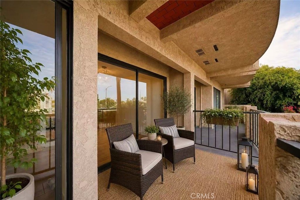 Image 7 of property listing at 605 Redondo Avenue 203, Long Beach, CA 90814