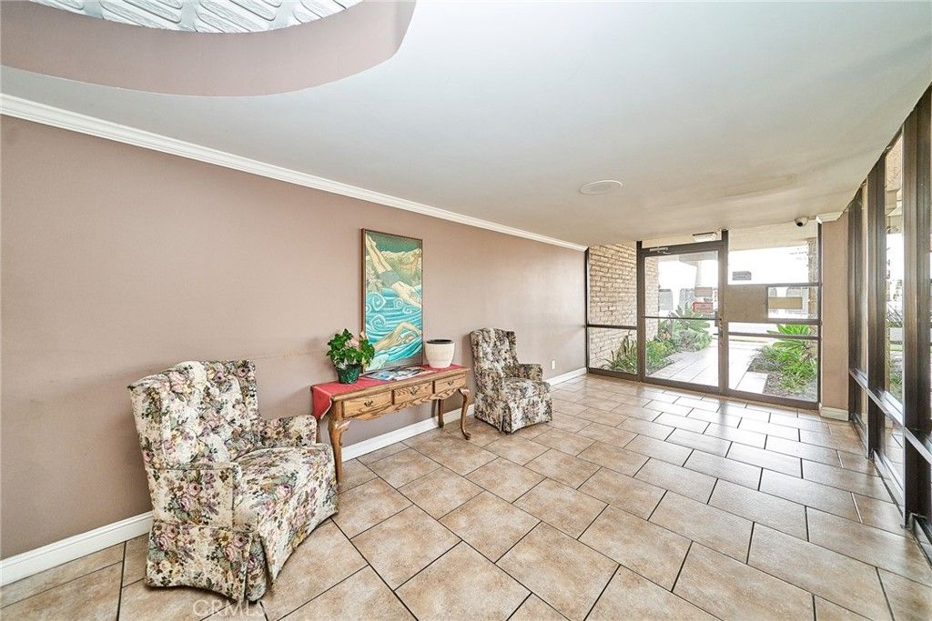 Image 9 of property listing at 605 Redondo Avenue 203, Long Beach, CA 90814