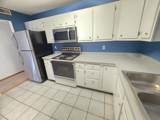 801 Brook Drive 3, Streamwood, IL 60107