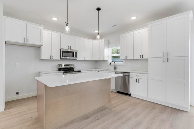 711 Battle Creek Ln, Minneapolis, KS 67467