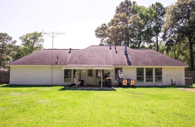810 Shadberry Drive, Magnolia, TX 77354
