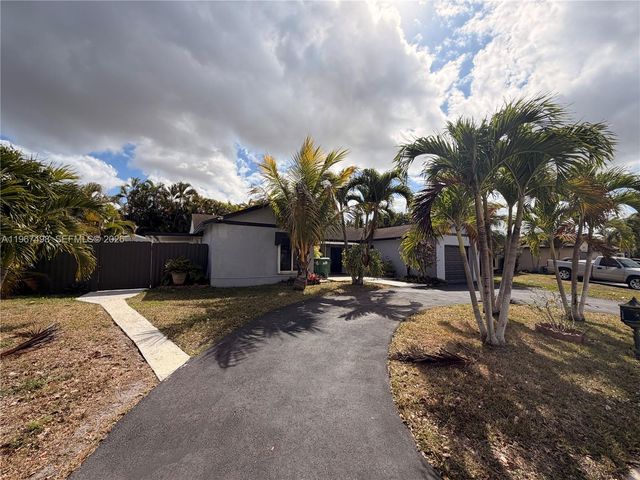 6080 NW 199th St, Hialeah, FL 33015