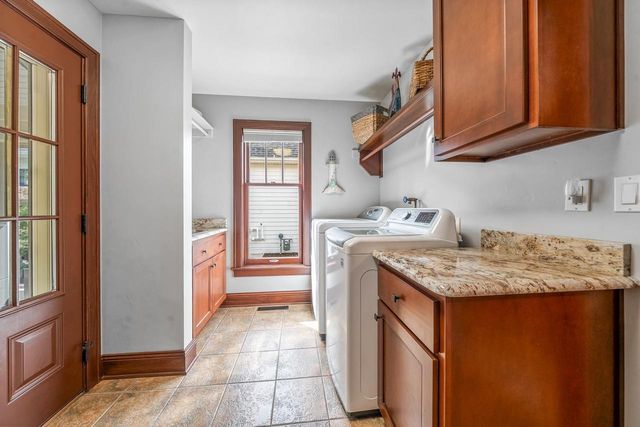 1000 CROWN POINTE CIRCLE, Suamico, WI 54173
