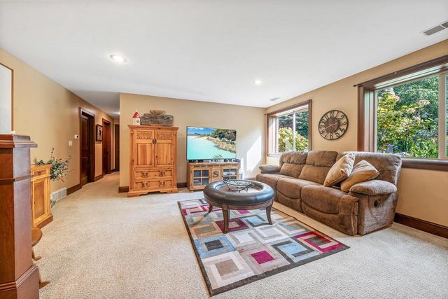 1000 CROWN POINTE CIRCLE, Suamico, WI 54173
