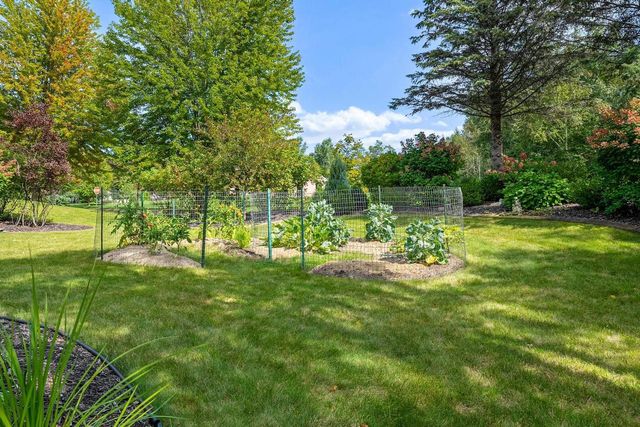 1000 CROWN POINTE CIRCLE, Suamico, WI 54173