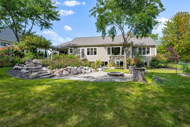 1000 CROWN POINTE CIRCLE, Suamico, WI 54173