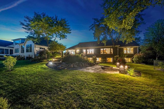 1000 CROWN POINTE CIRCLE, Suamico, WI 54173