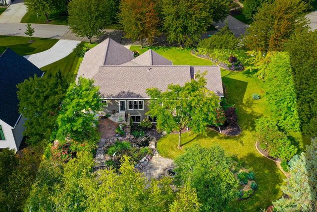 1000 CROWN POINTE CIRCLE, Suamico, WI 54173