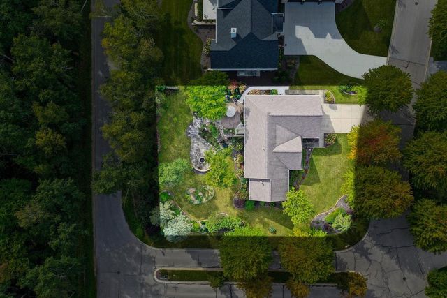 1000 CROWN POINTE CIRCLE, Suamico, WI 54173
